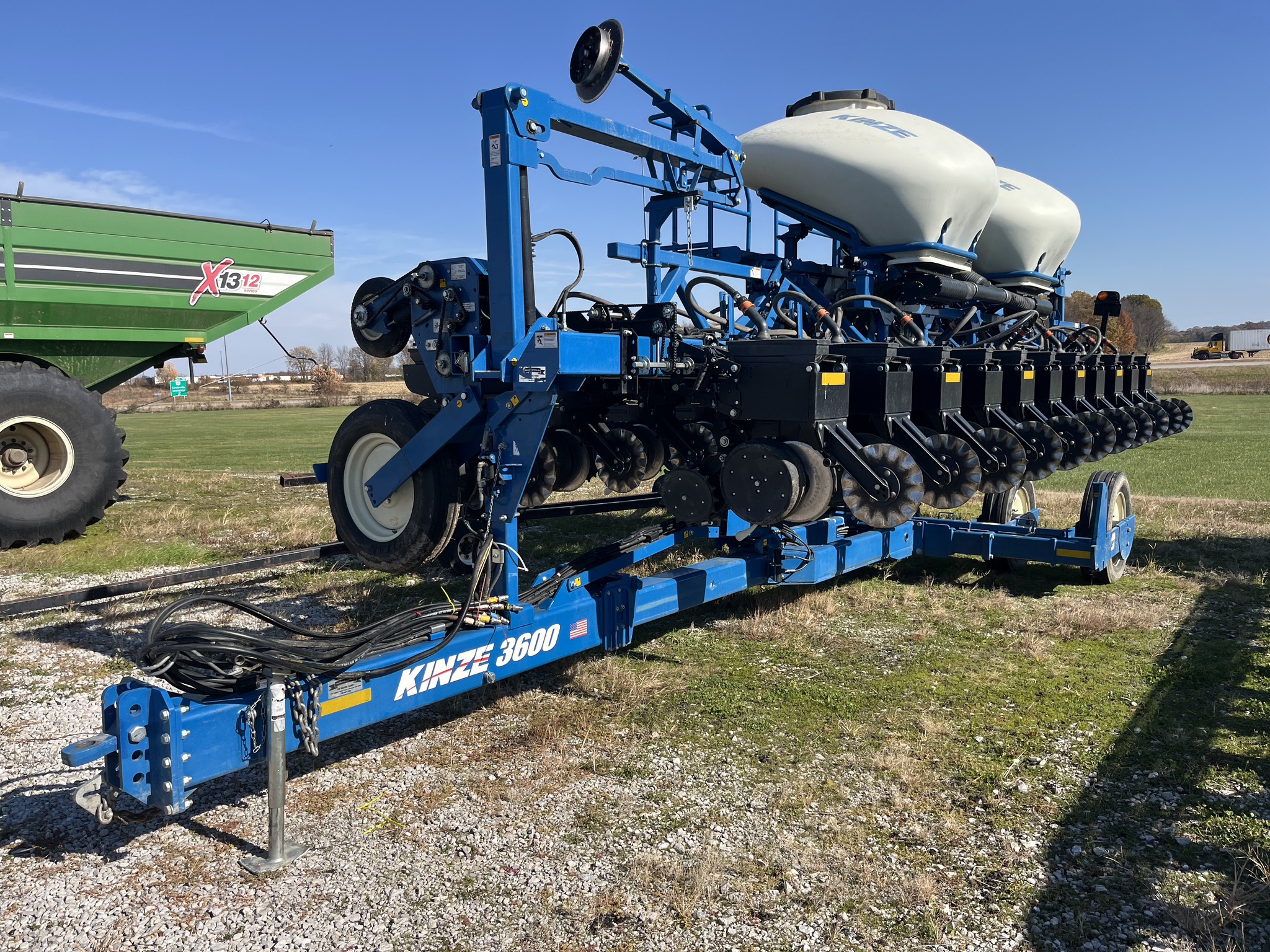 2019 Kinze 3600 Image 2