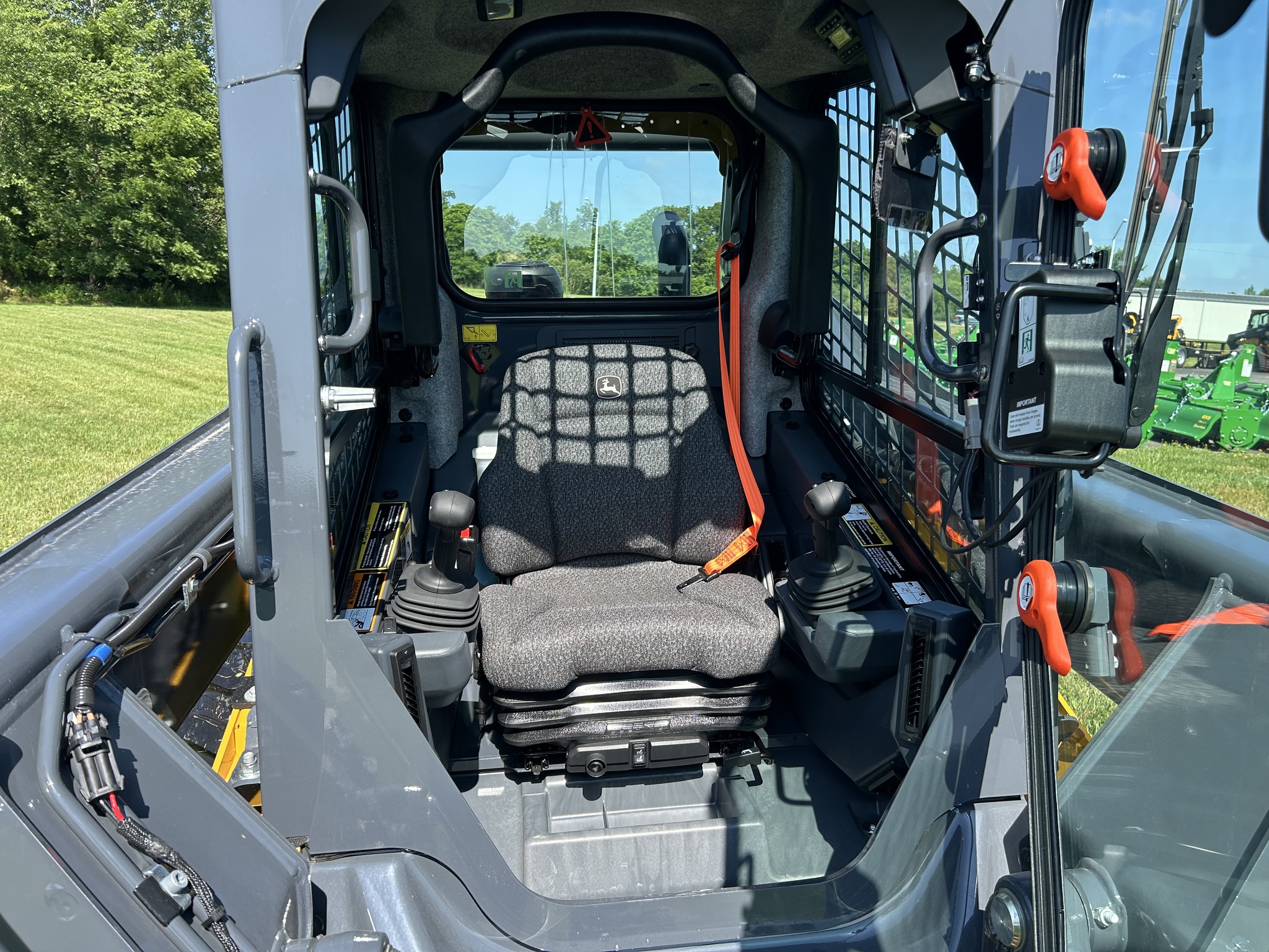 2025 John Deere 320G Image 9