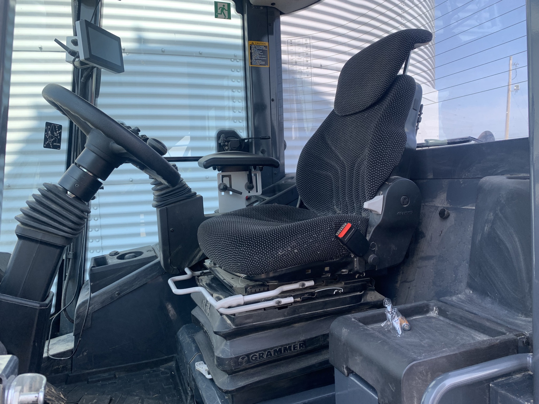 2021 John Deere 244L Image 5