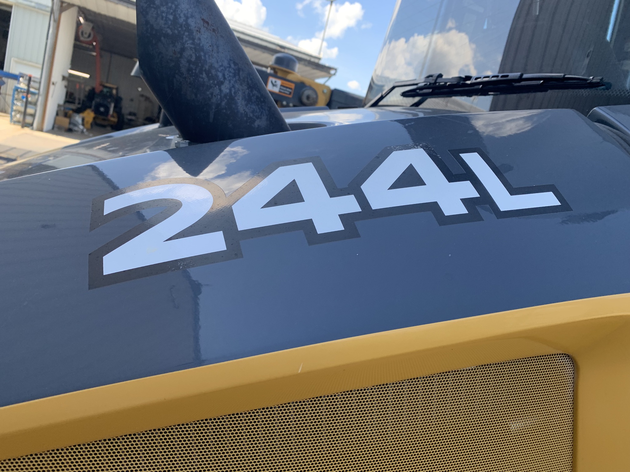 2021 John Deere 244L Image 9
