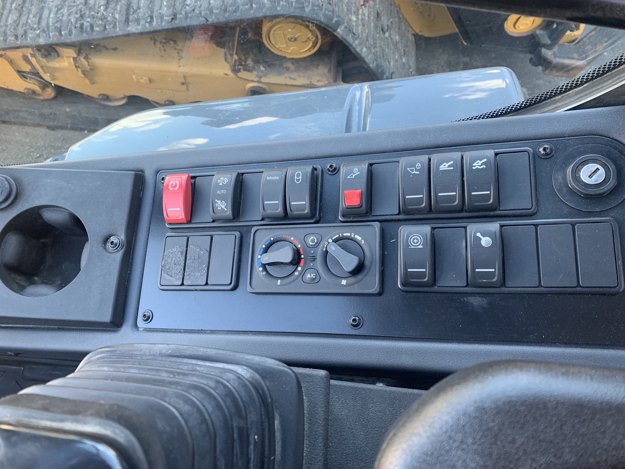 2021 John Deere 244L Image 11
