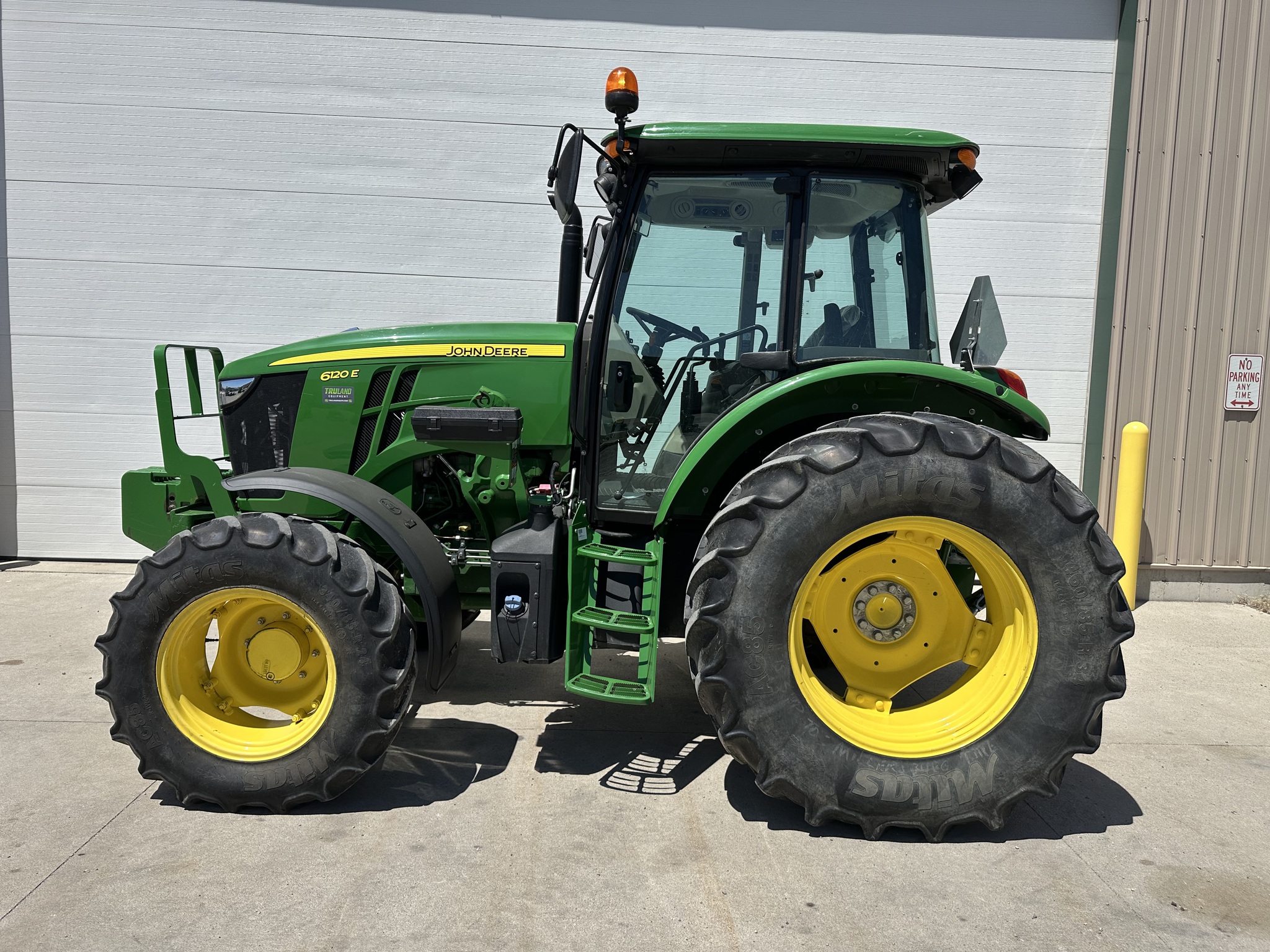 2023 John Deere 6120E Image 2