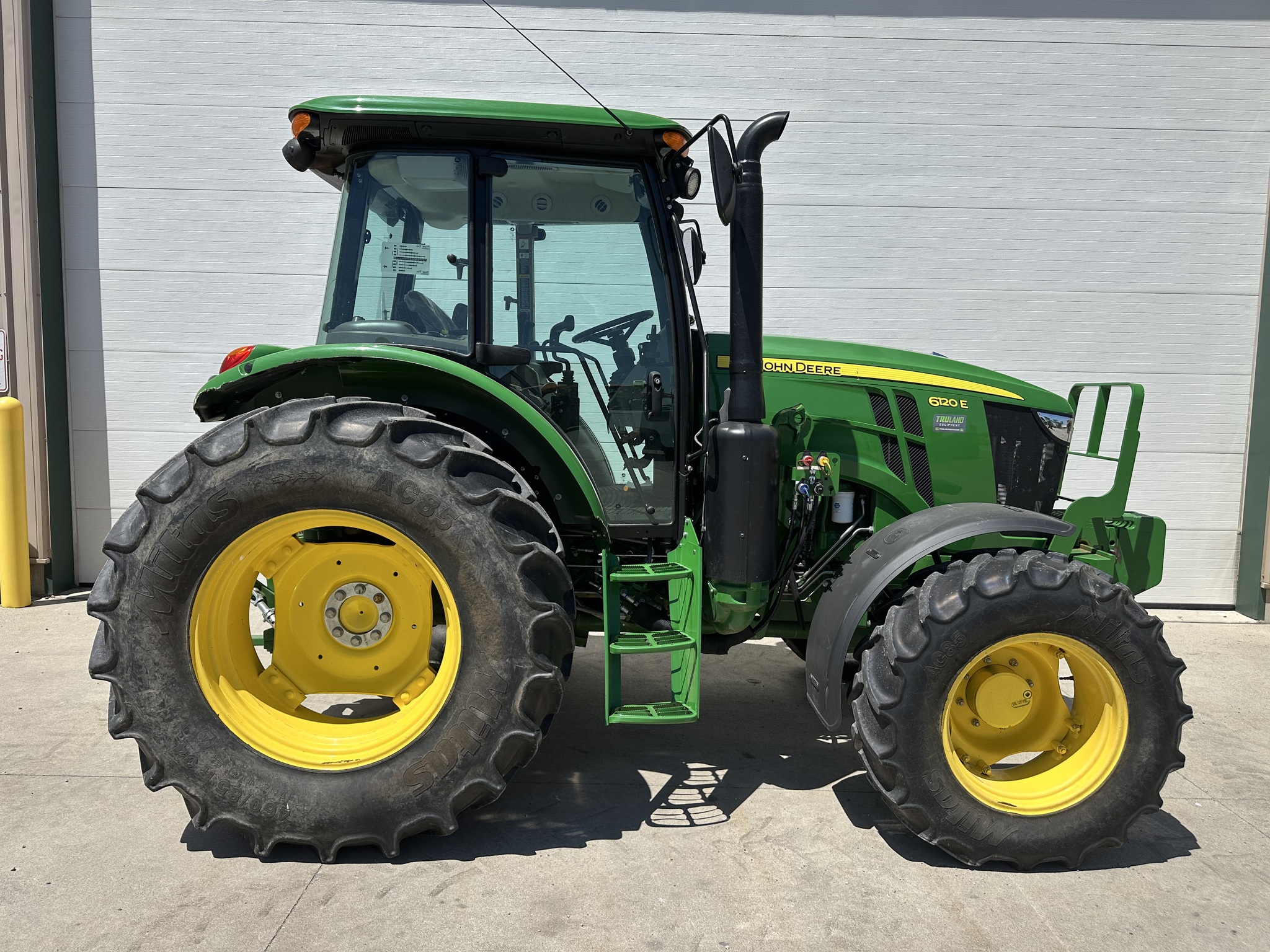 2023 John Deere 6120E Image 6