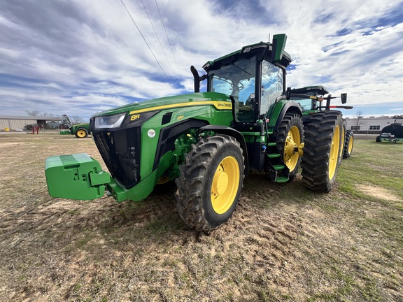 2023 John Deere 8R 250 Photo 1