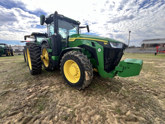 2023 John Deere 8R 250 Photo 2