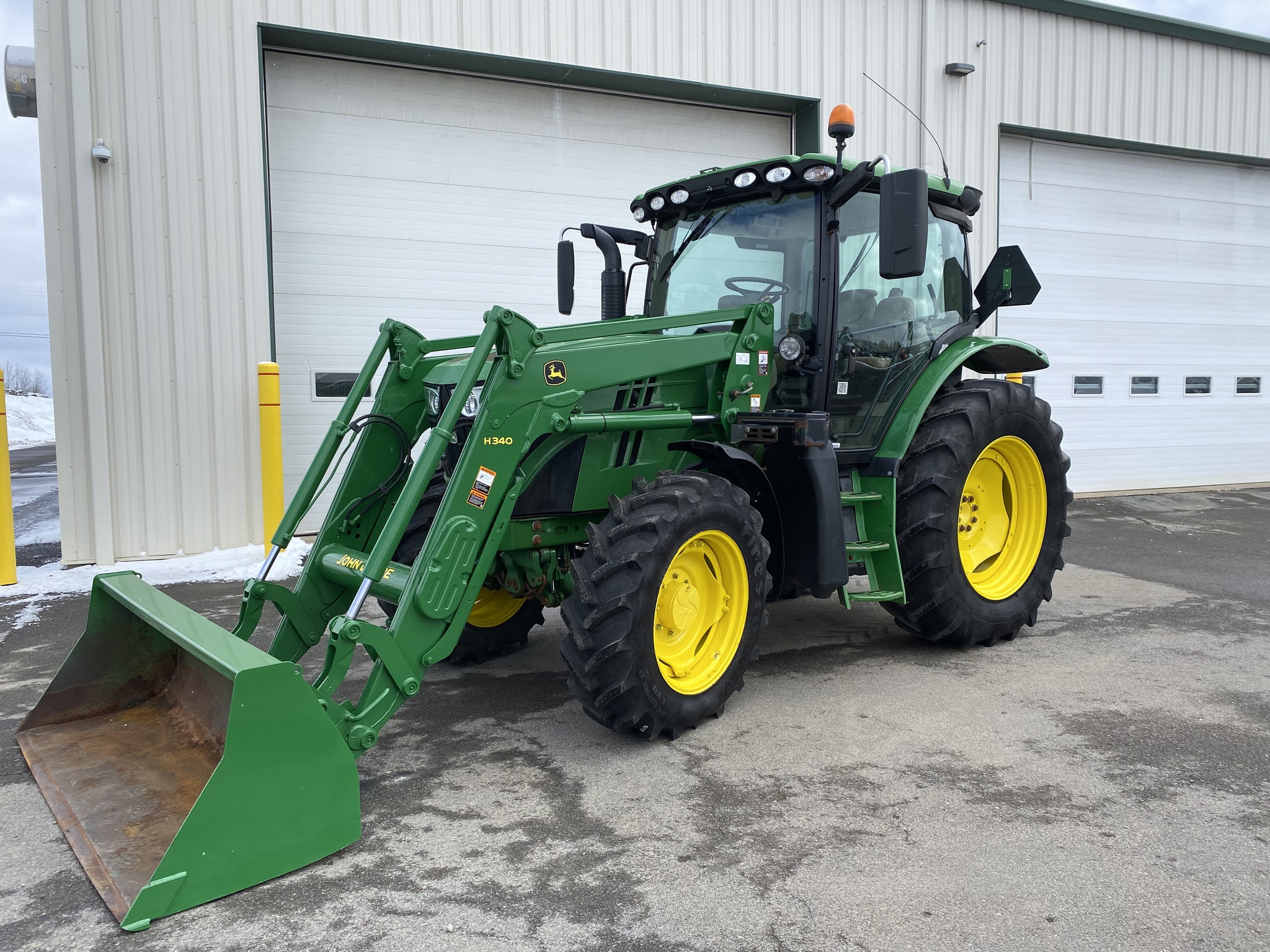 2014 John Deere 6125R Image 1
