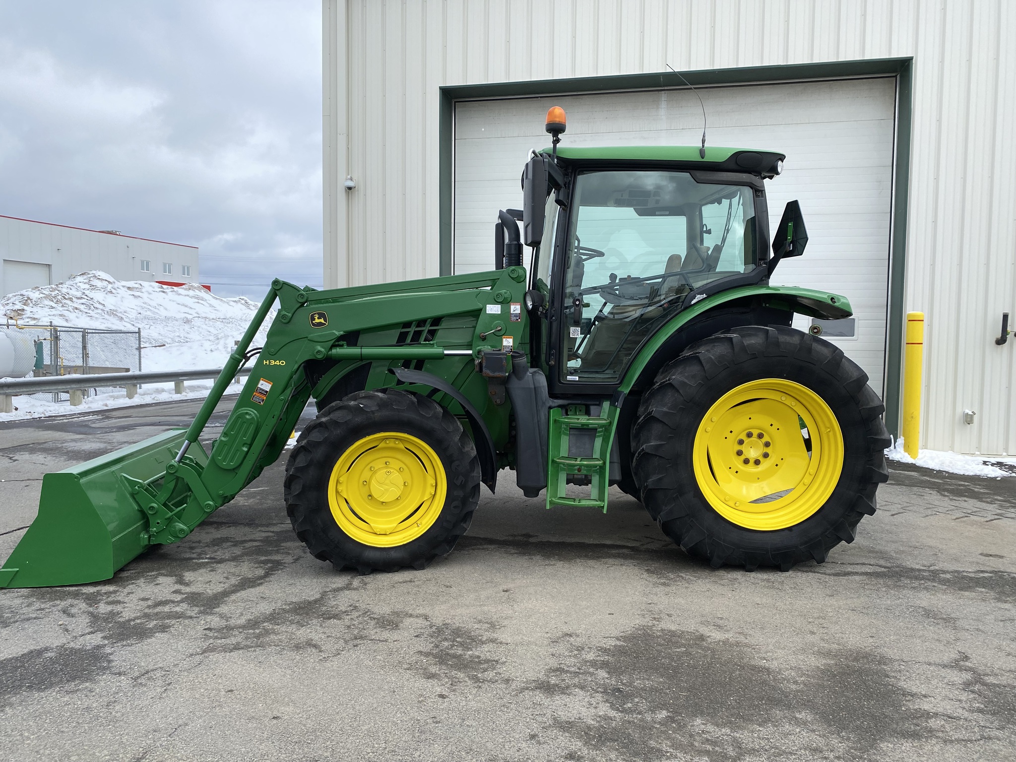 2014 John Deere 6125R Image 2