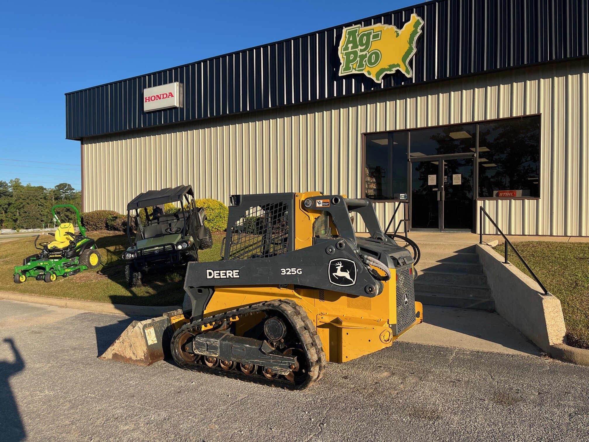 2021 John Deere 325G Image 2