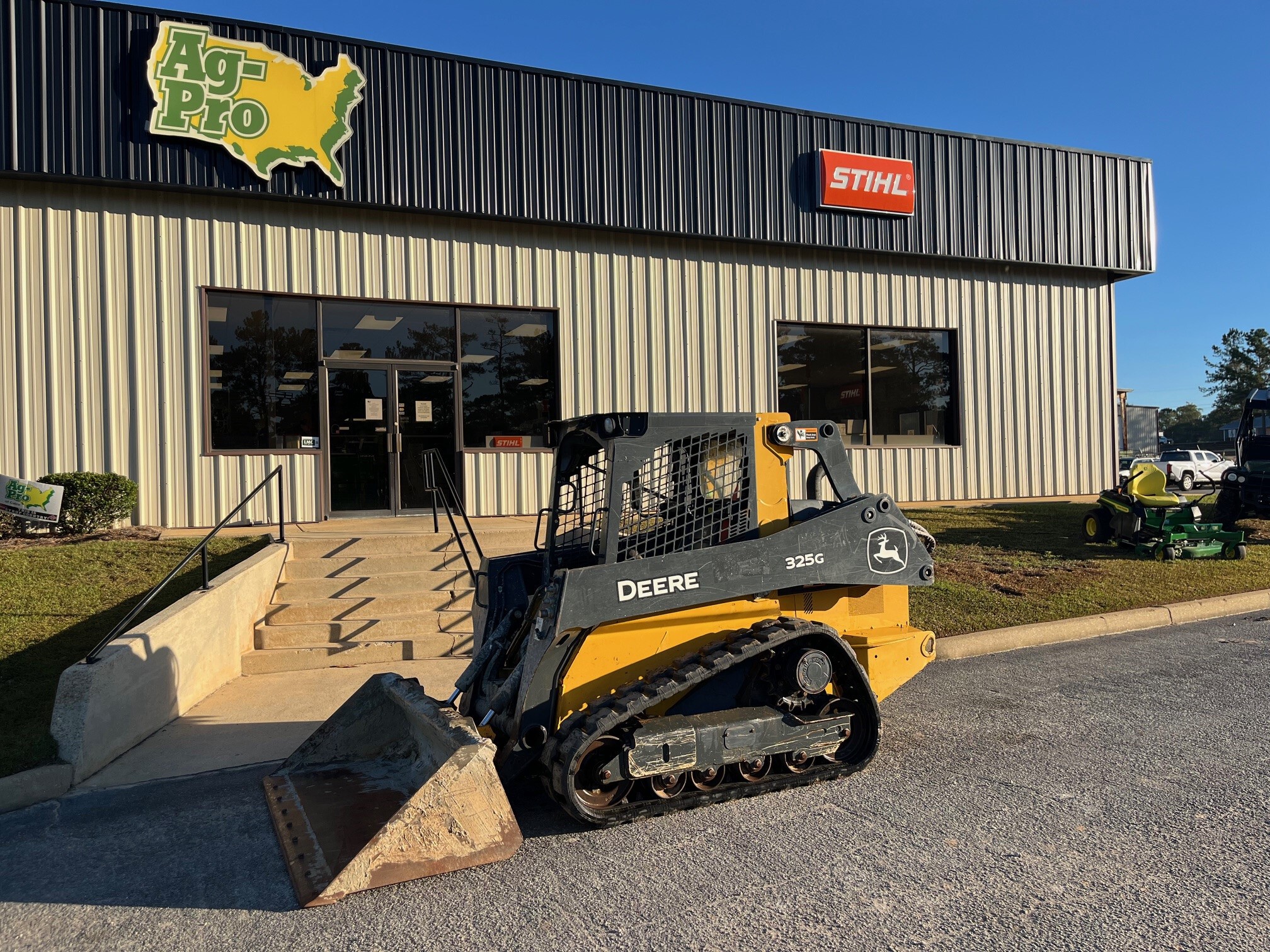 2021 John Deere 325G Image 1