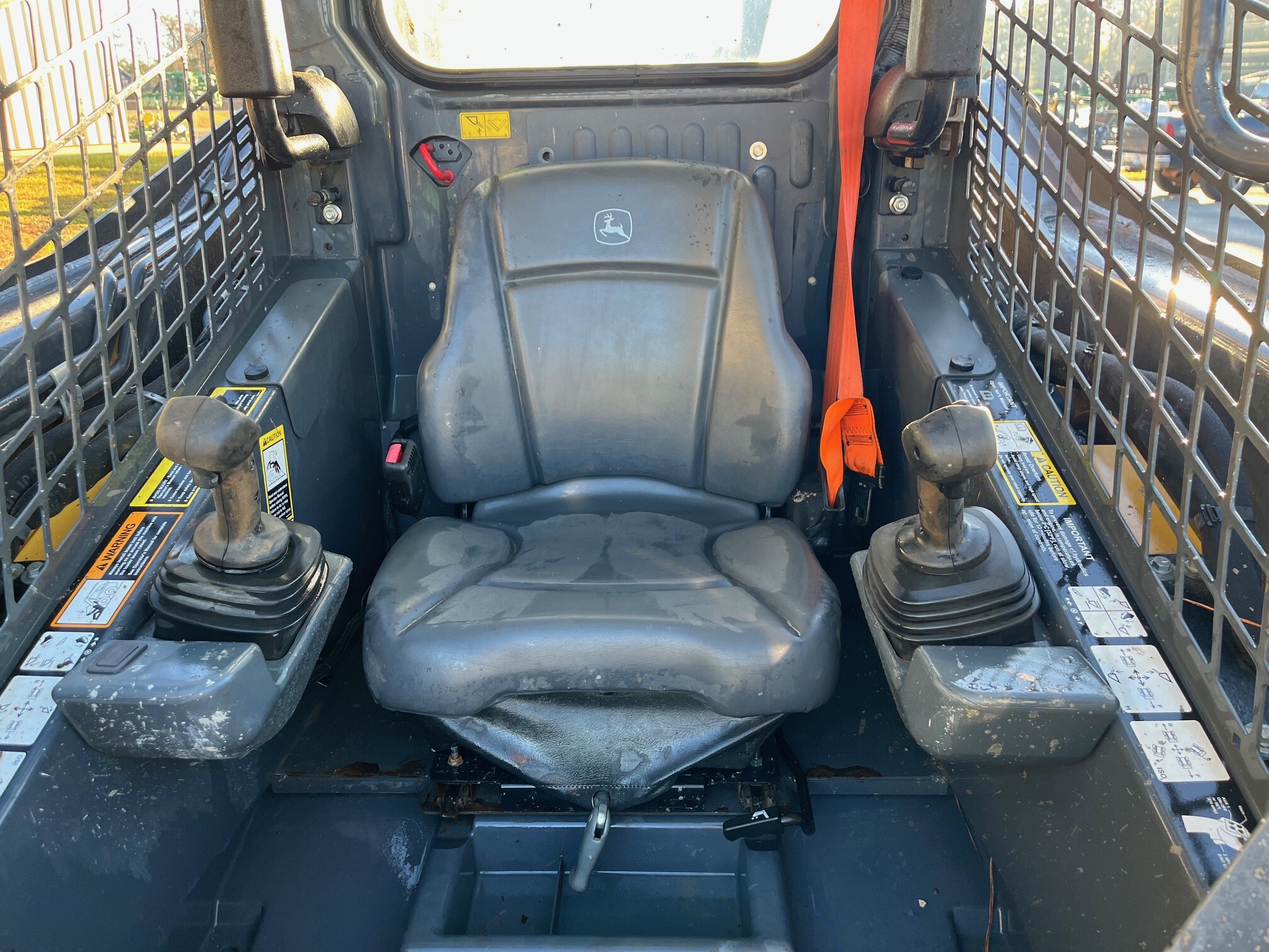 2021 John Deere 325G Image 6