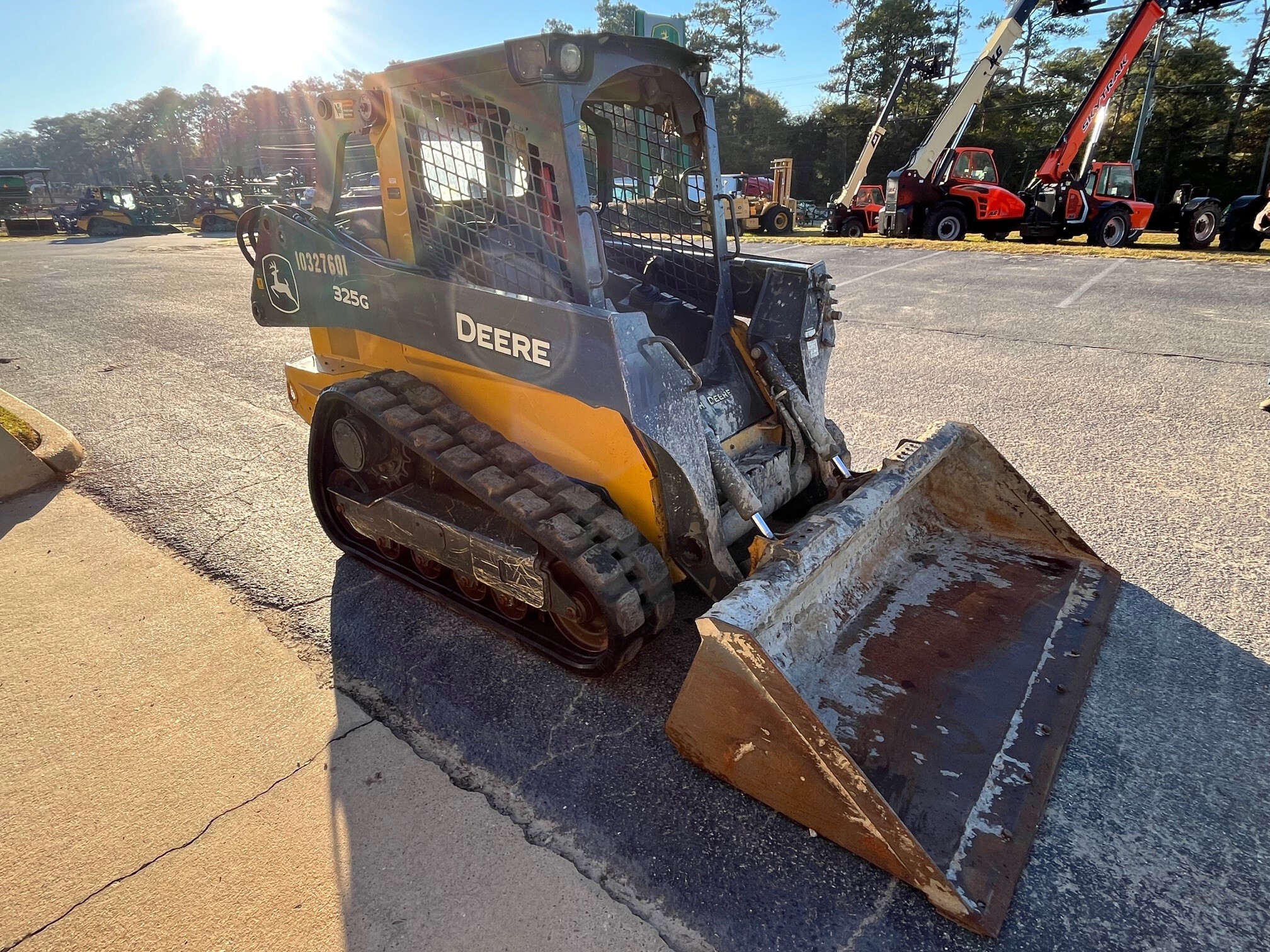 2021 John Deere 325G Image 4