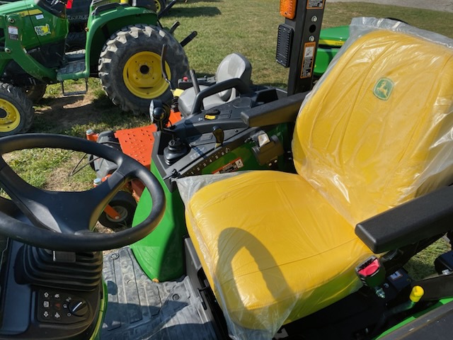 2025 John Deere 2032R Image 4