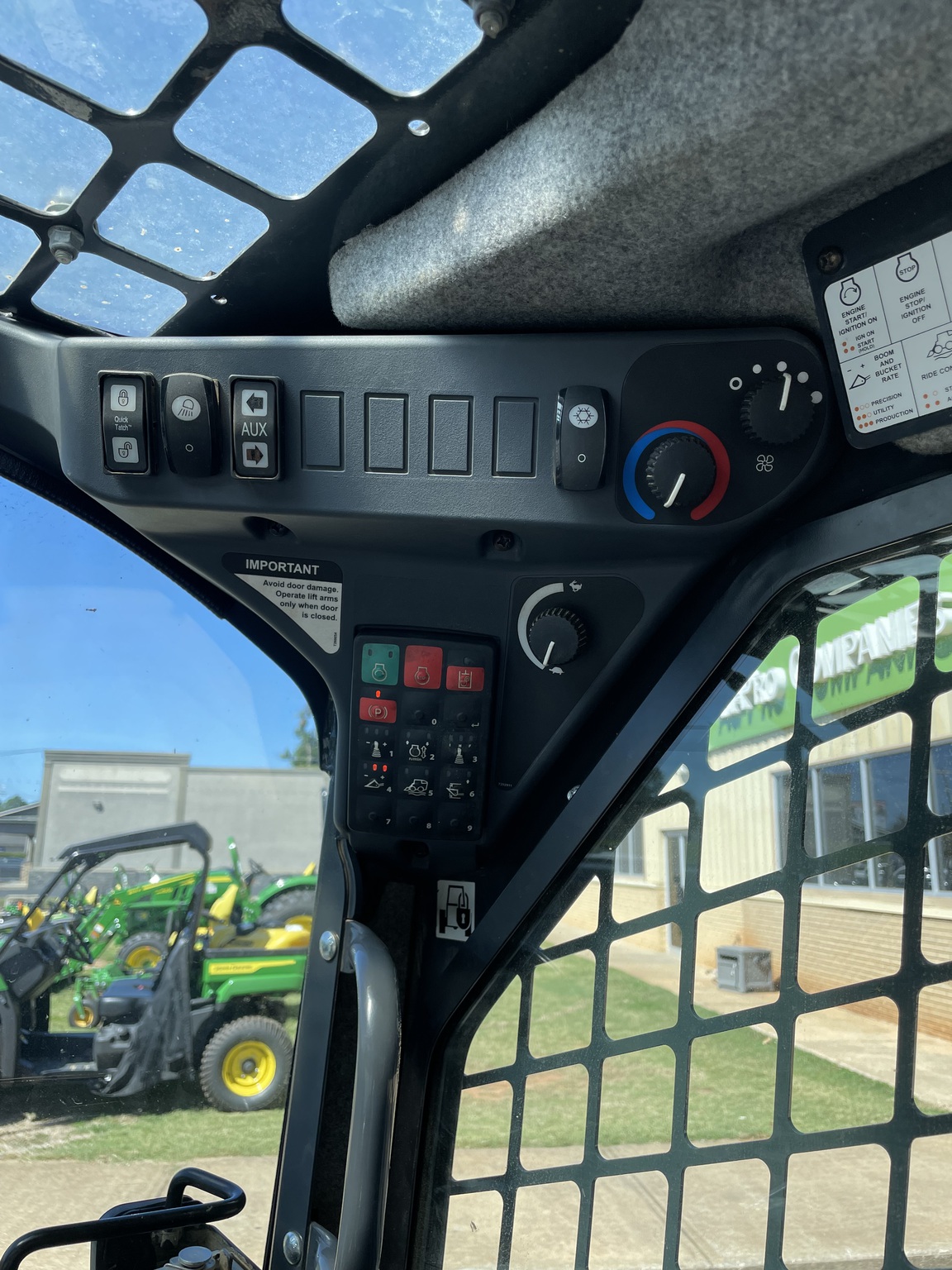 2022 John Deere 325G Image 10