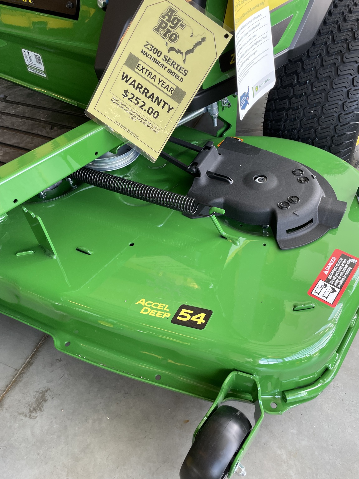 2025 John Deere Z330R Image 4