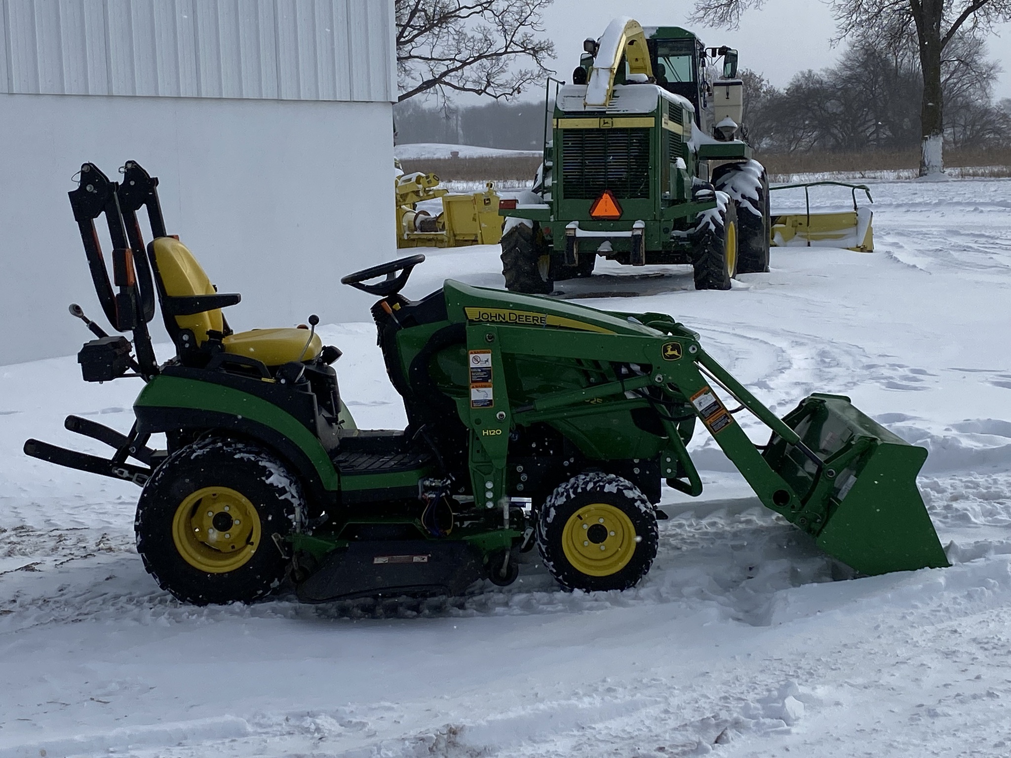 2017 John Deere 1025R Image 2