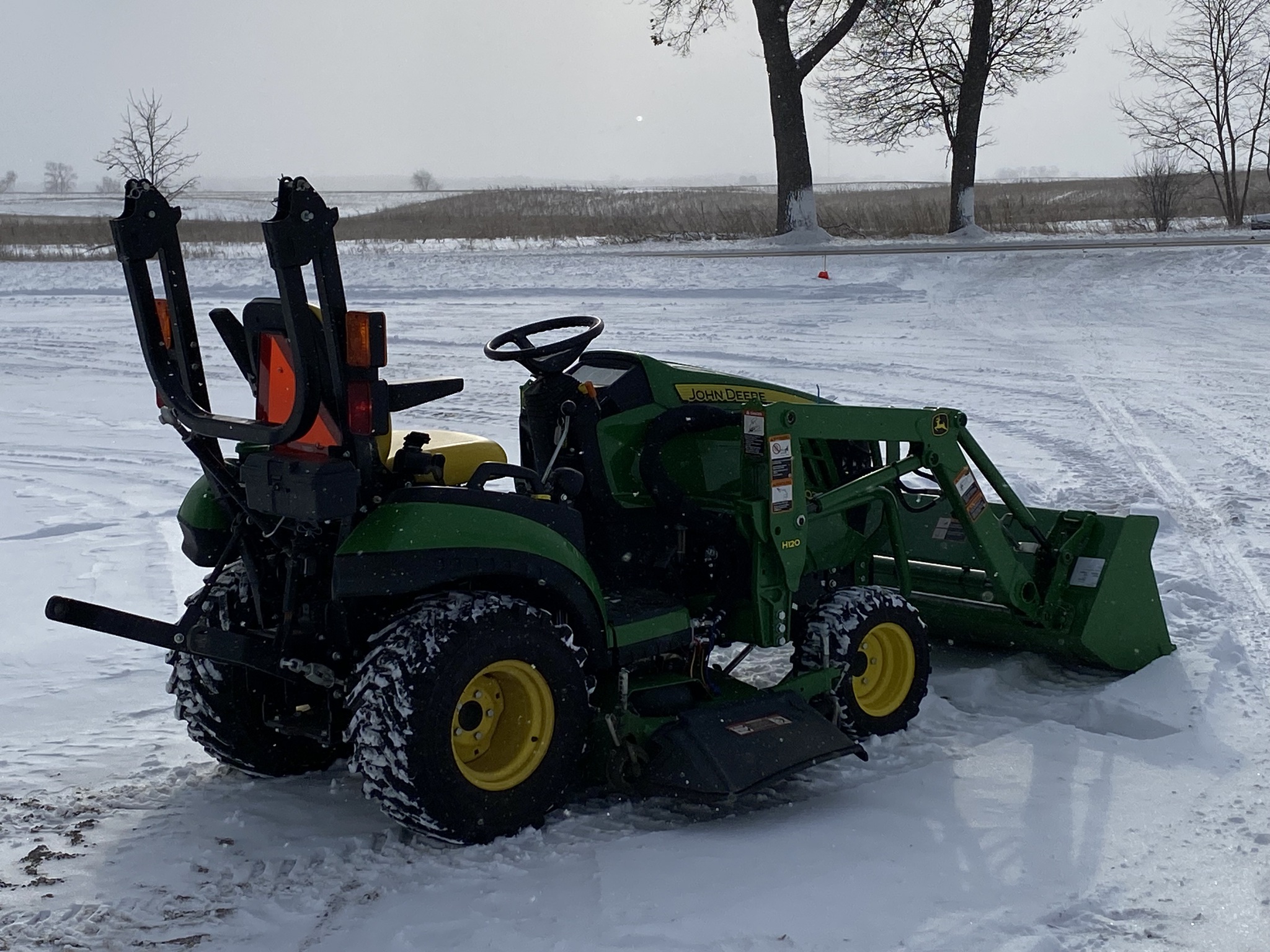 2017 John Deere 1025R Image 3