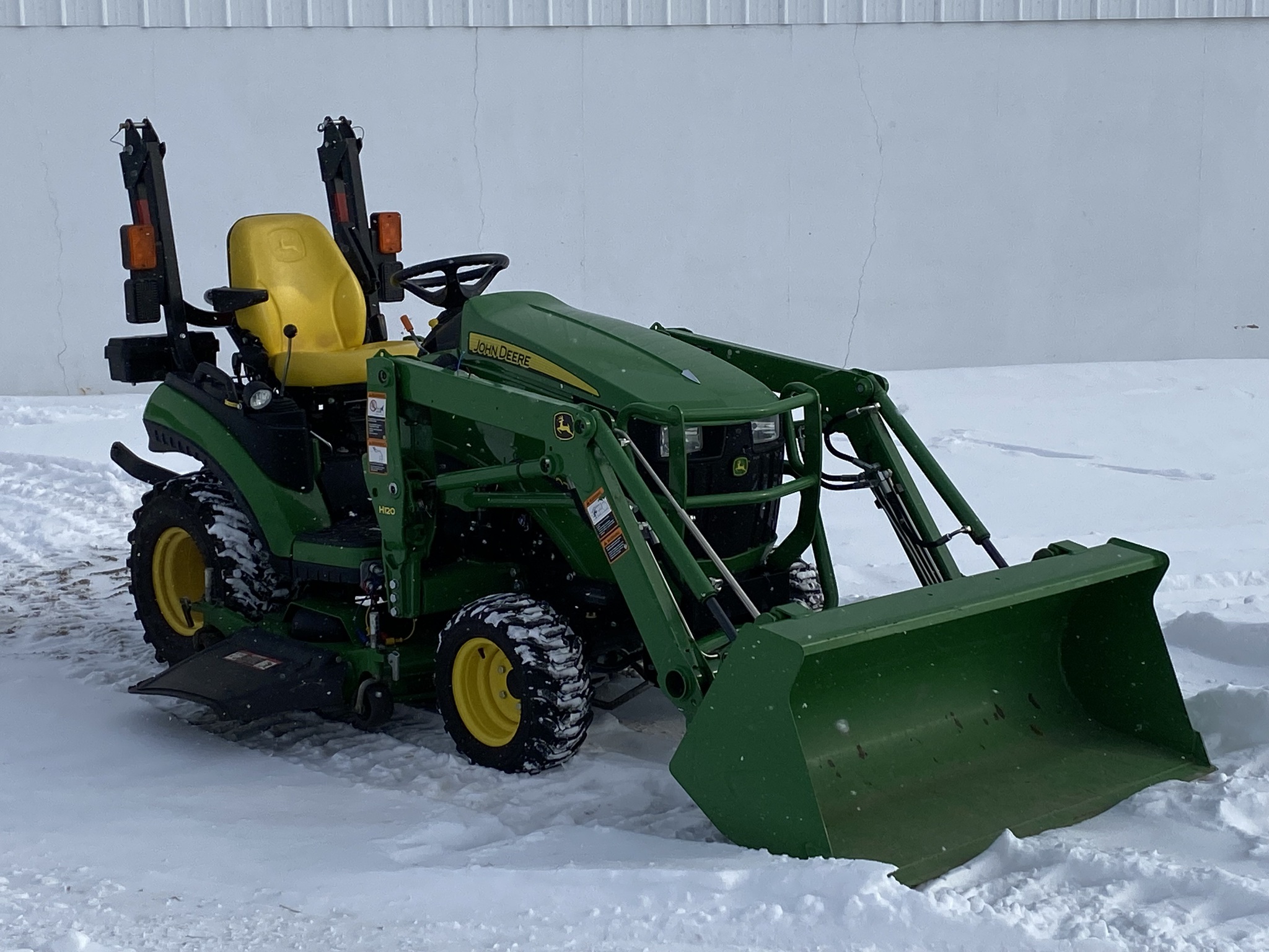 2017 John Deere 1025R Image 1