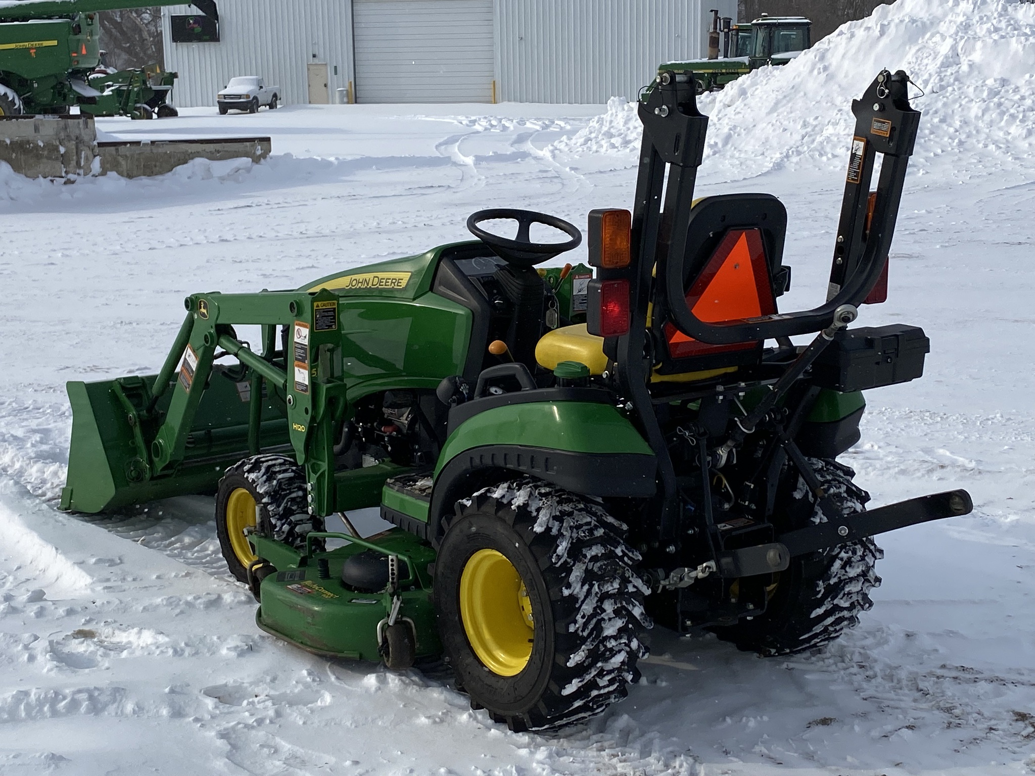 2017 John Deere 1025R Image 5