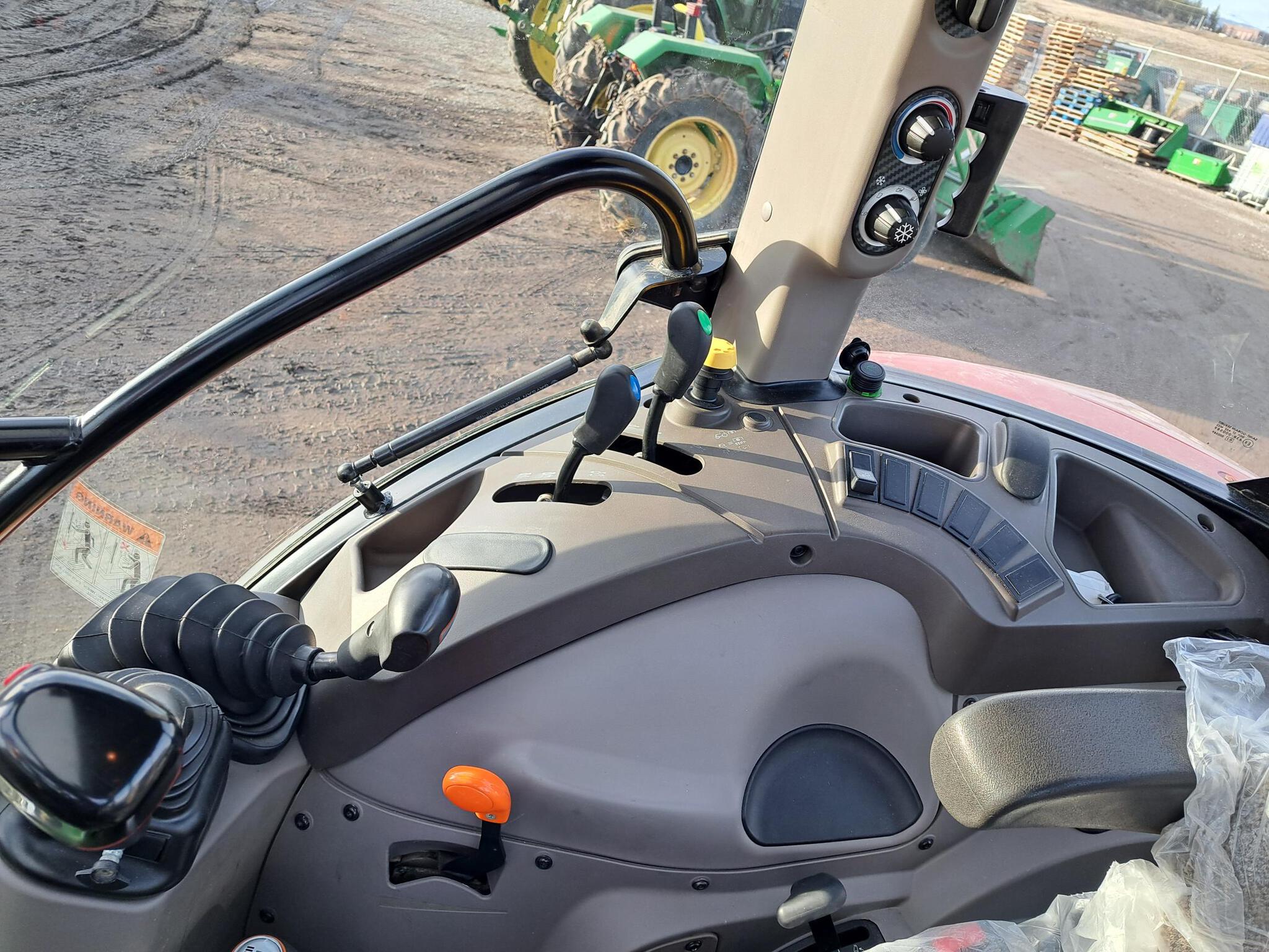 2018 Case IH Farmall 105C Image 9