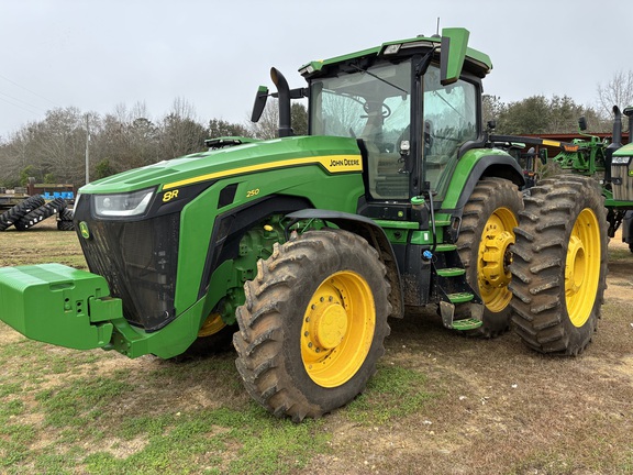 2025 John Deere 8R 250 Photo 2