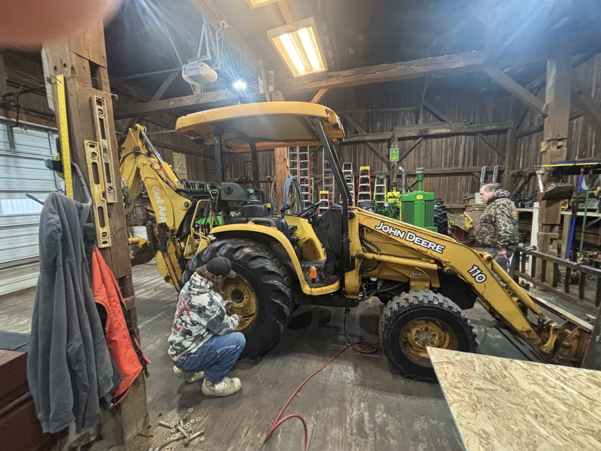 2005 John Deere 110TLB Image 2