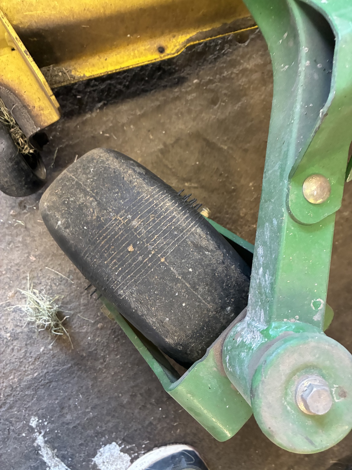 2011 John Deere Z445 Image 1