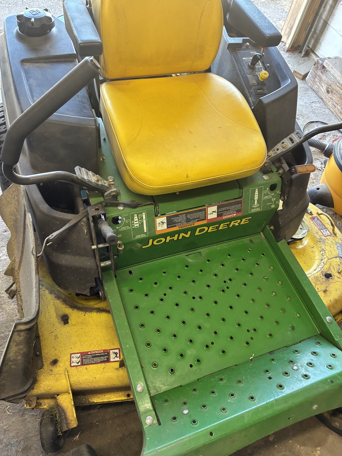 2011 John Deere Z445 Image 2