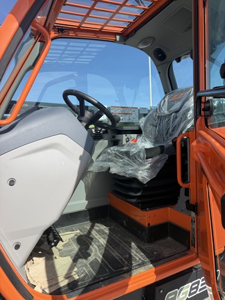 2025 JLG AG832