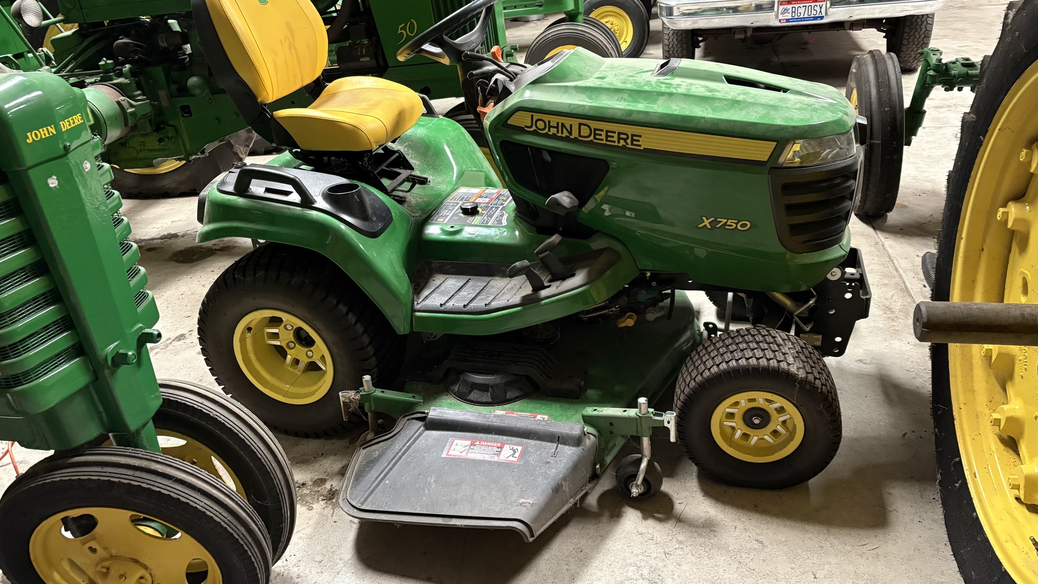 2023 John Deere X750 Image 3