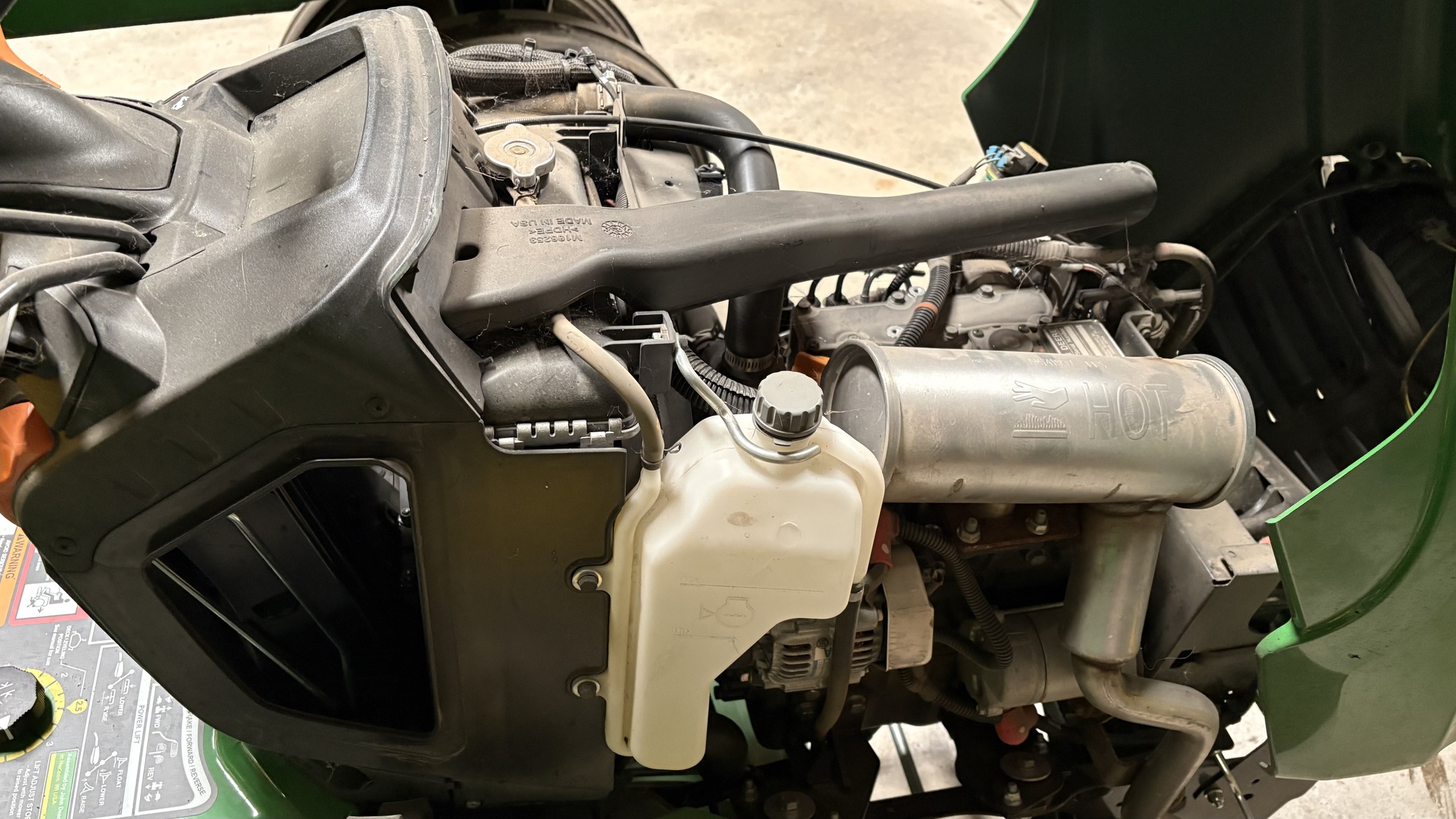 2023 John Deere X750 Image 8