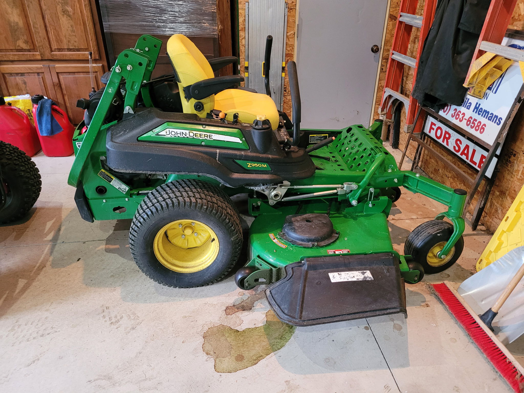 Used 2016 John Deere Z950M Zero Turn Mowers at Koenig Equipment in Urbana, OH - PhotoXL3
