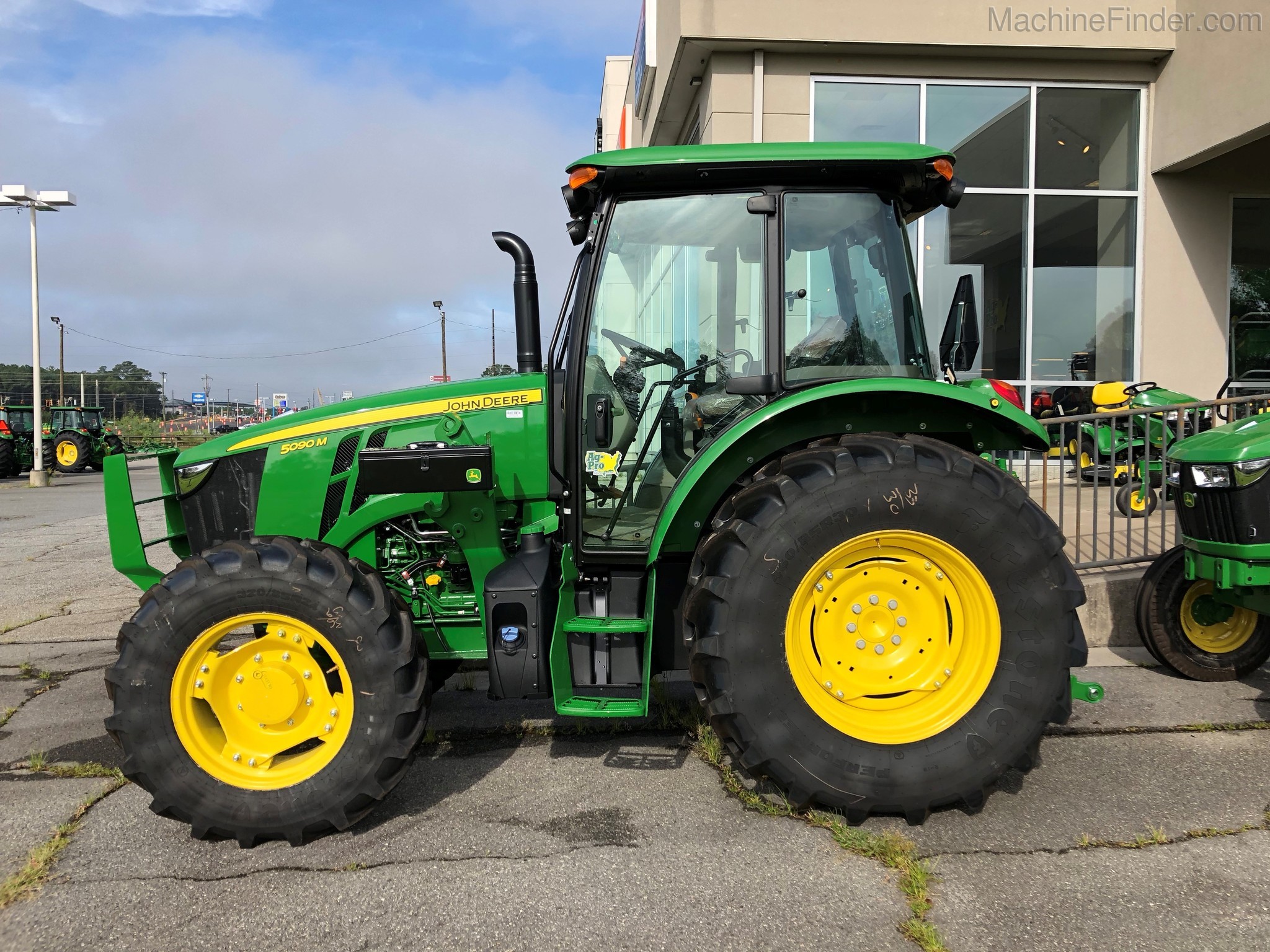 2020 John Deere 5090M Image 3