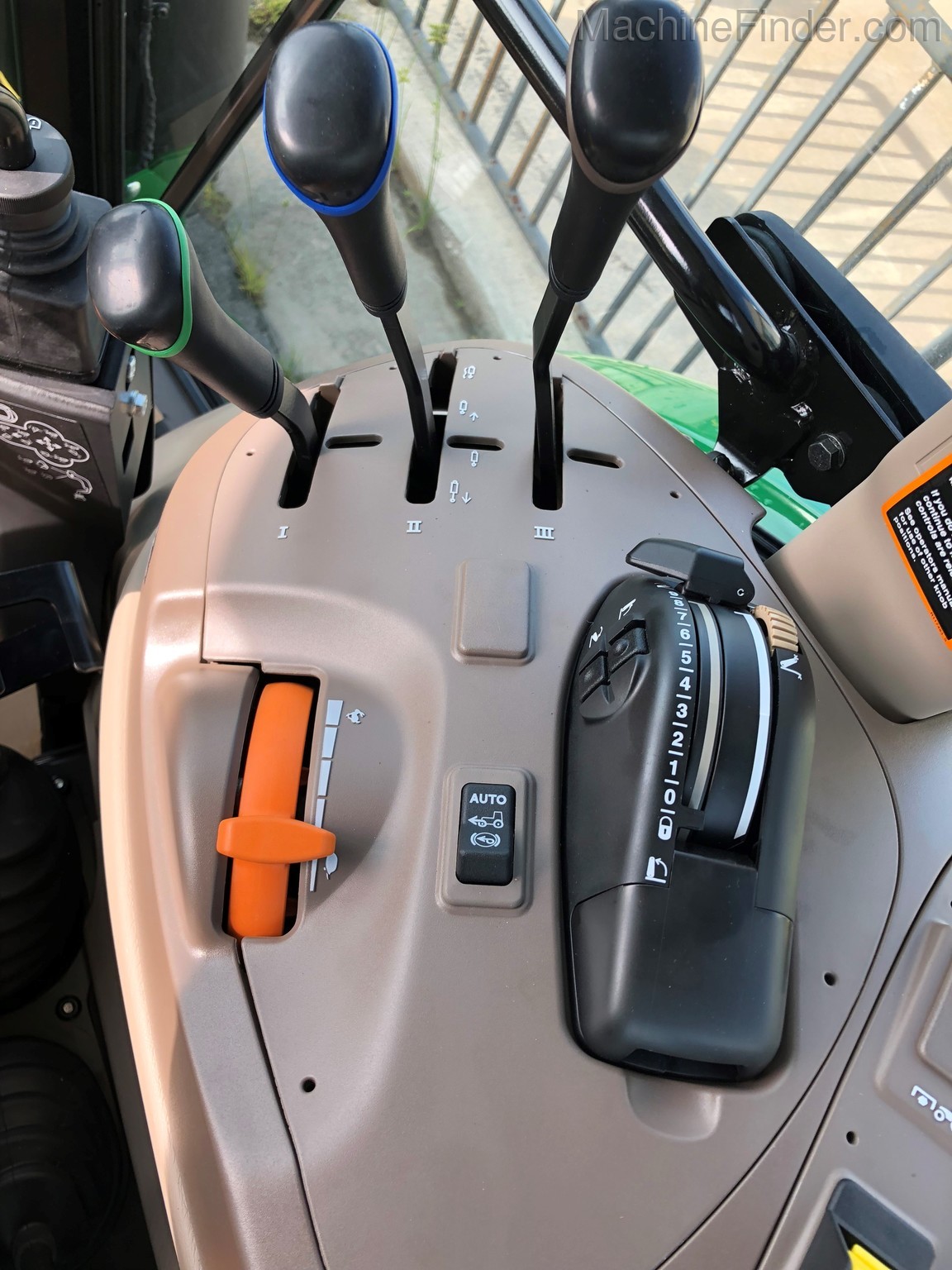 2020 John Deere 5090M Image 8