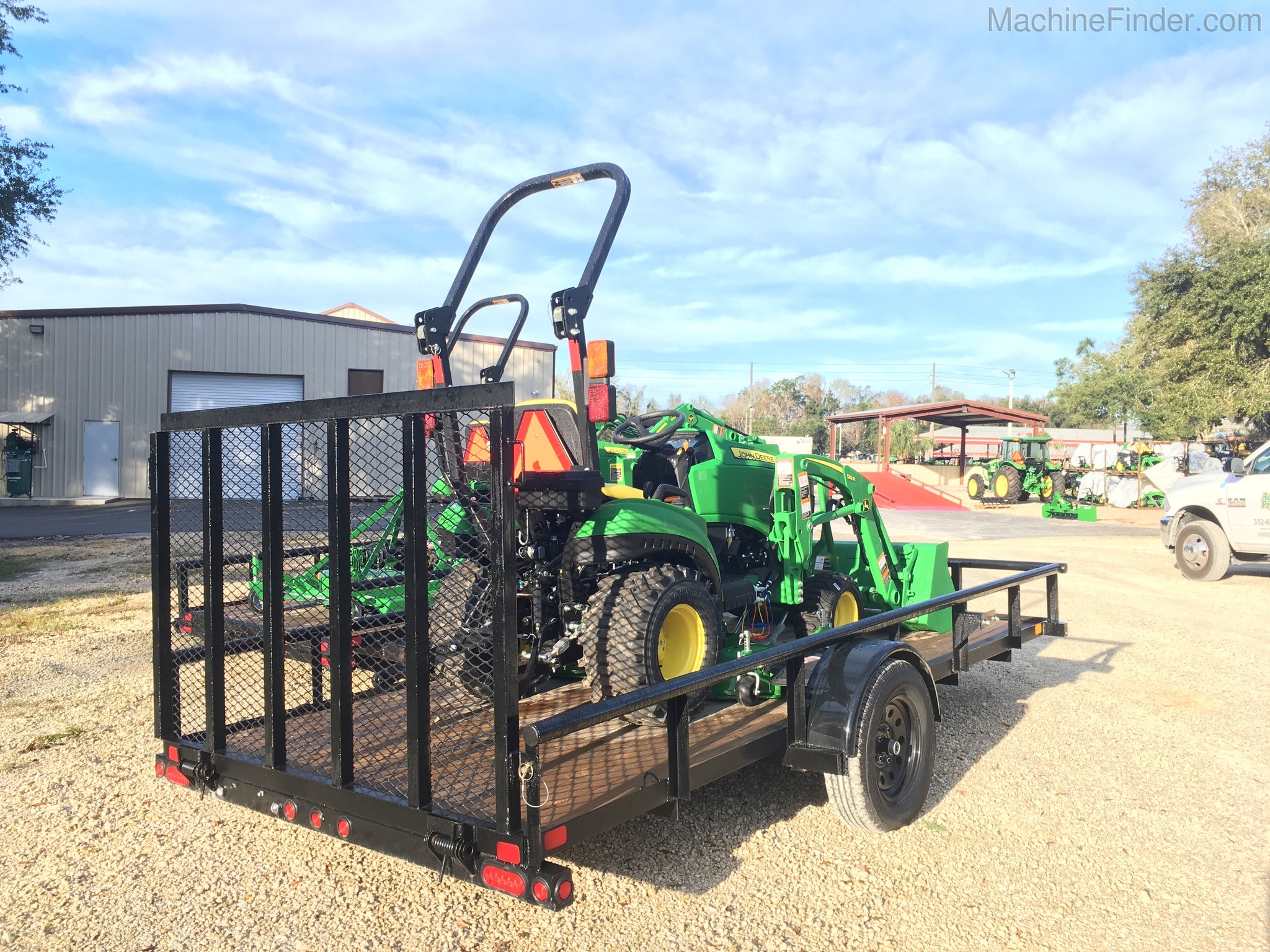 2020 John Deere 1023E BELLY MOWER TRAILER PACKAGE Image 2