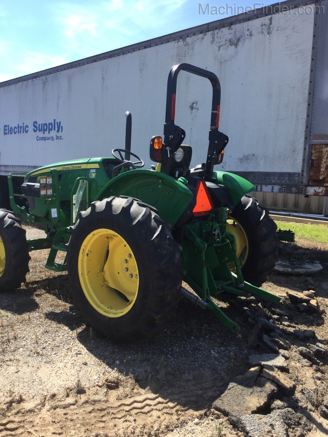 2018 John Deere 5045E Image 4