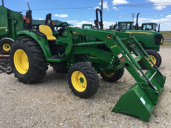 2018 John Deere 4044M Image 3