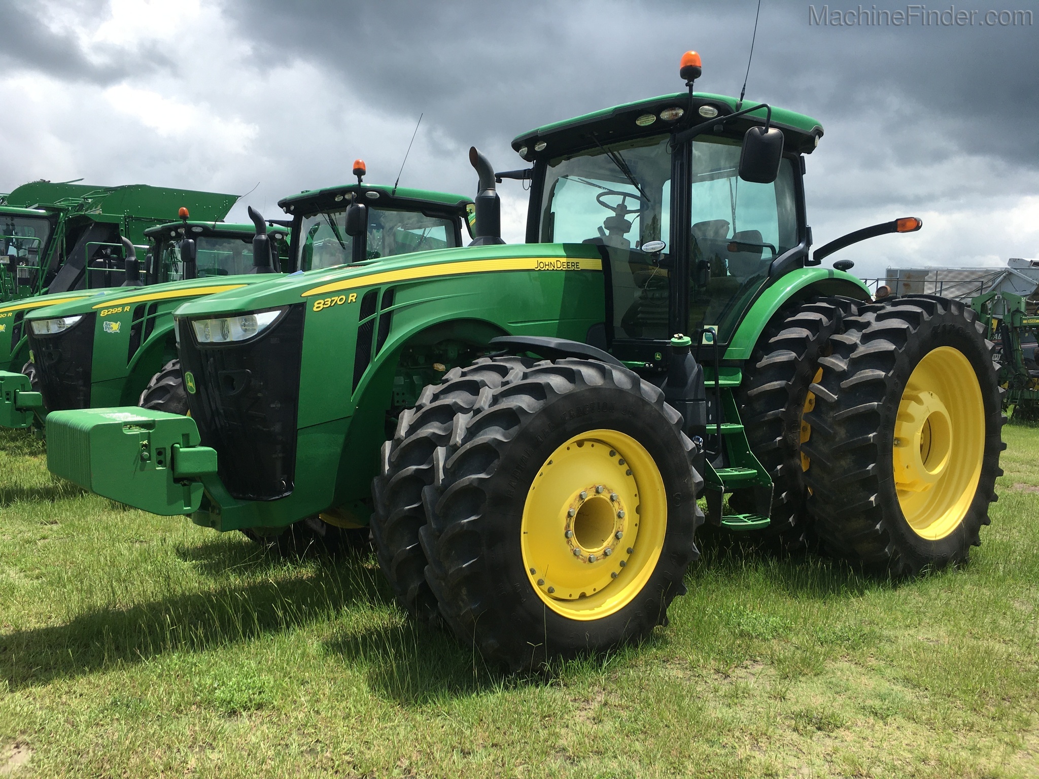 2015 John Deere 8370R Image 1