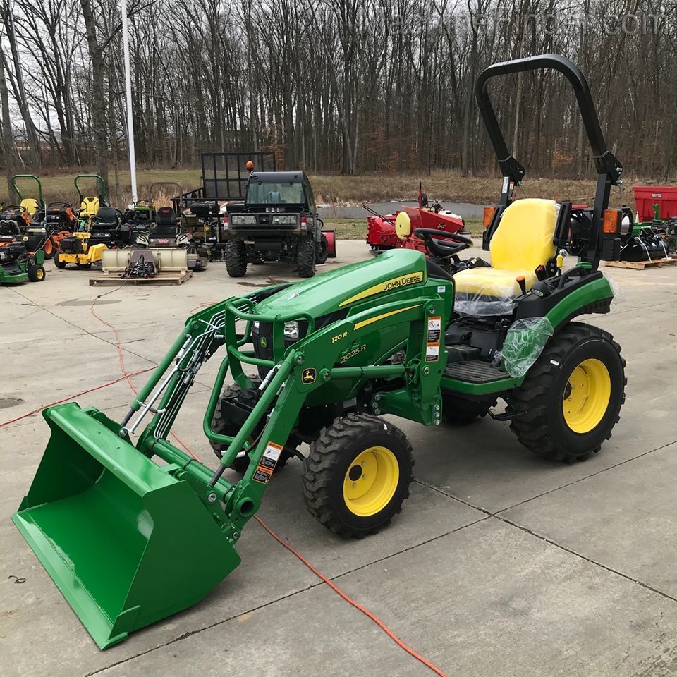 2020 John Deere 2025R Image 1