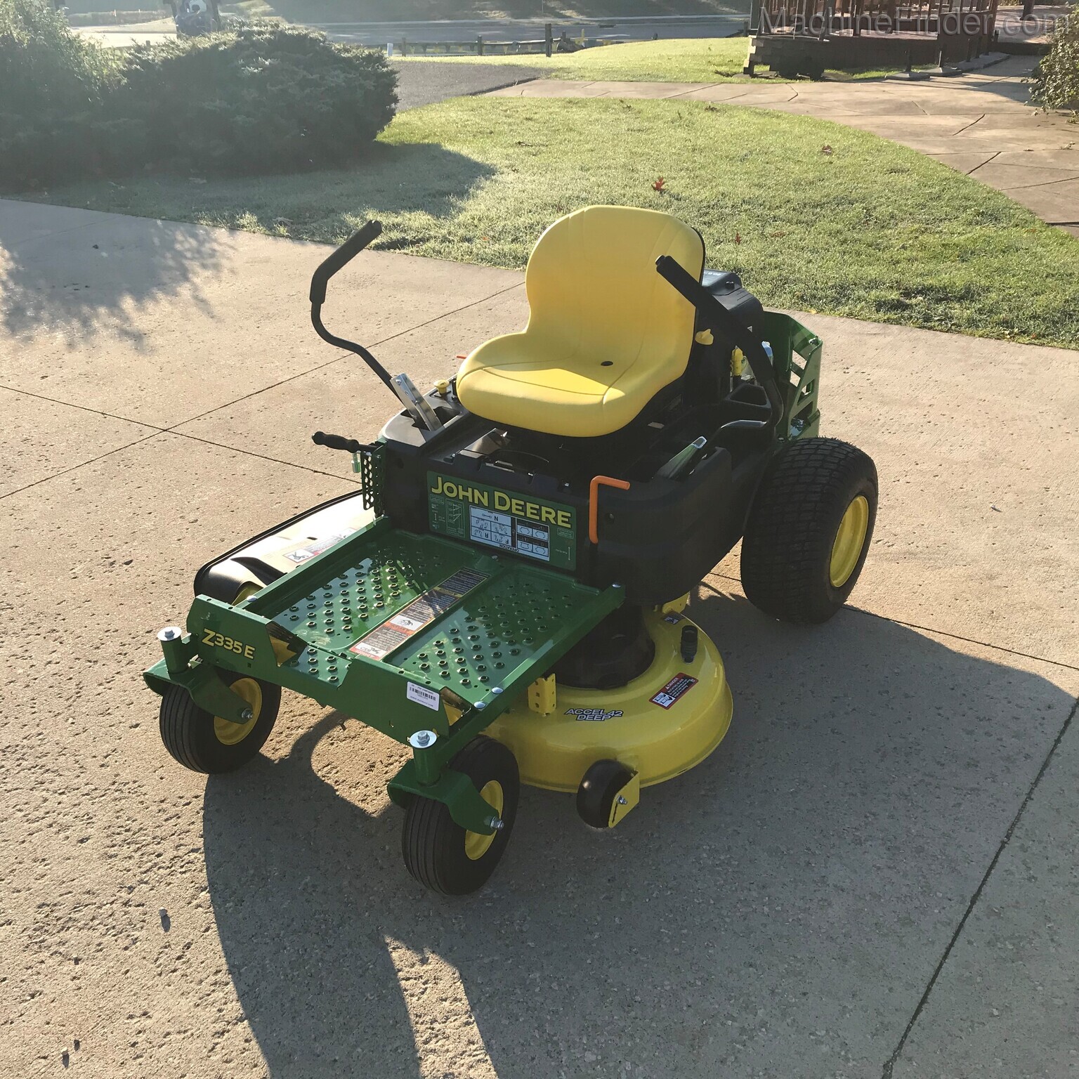 2021 John Deere Z335E Image 3