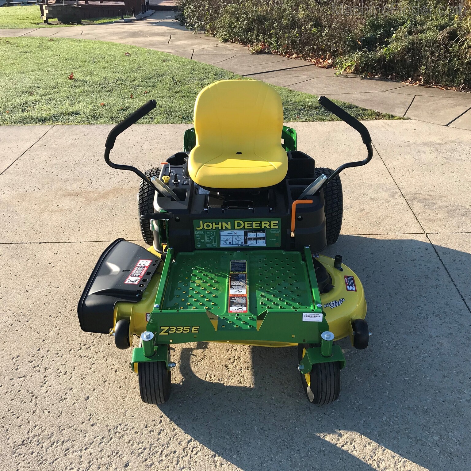 2021 John Deere Z335E Image 2