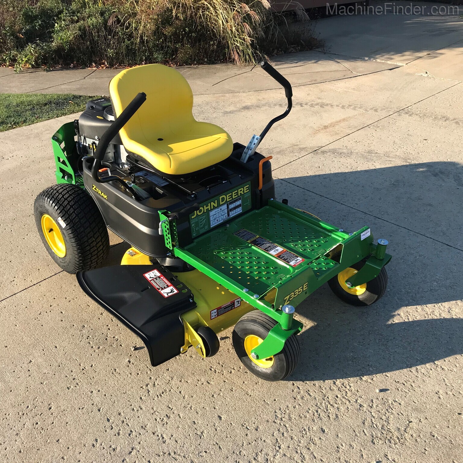 2021 John Deere Z335E Image 1