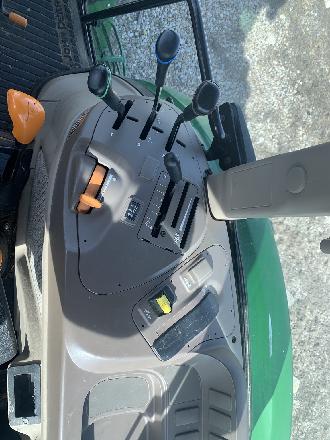 2019 John Deere 6105E Image 9