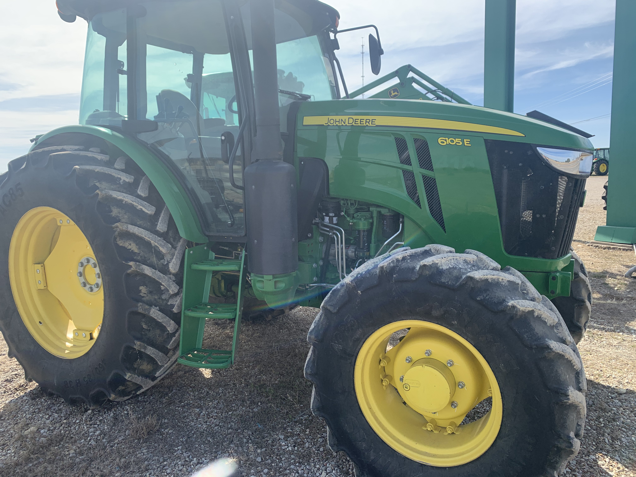 2019 John Deere 6105E Image 5
