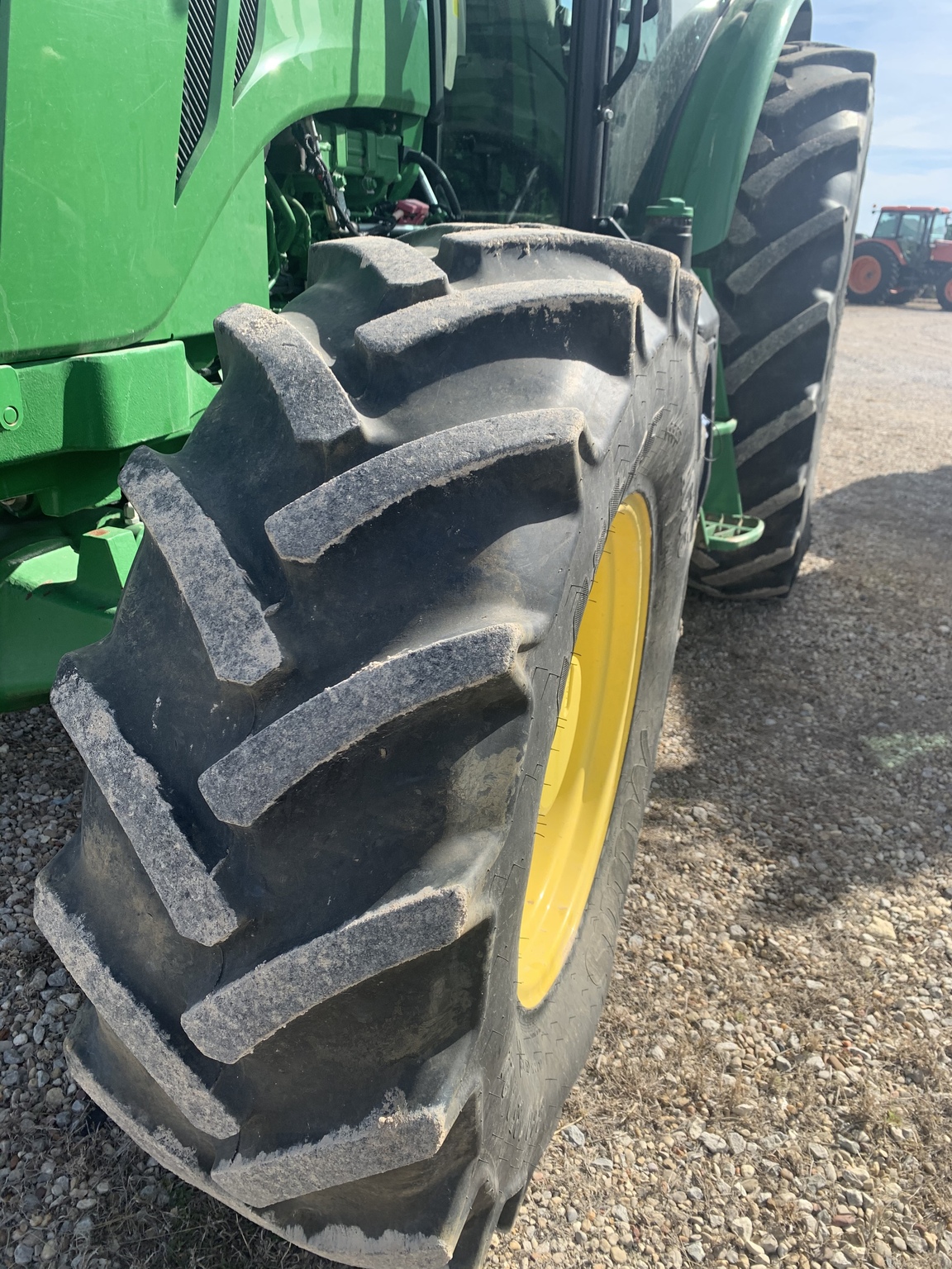 2019 John Deere 6105E Image 4