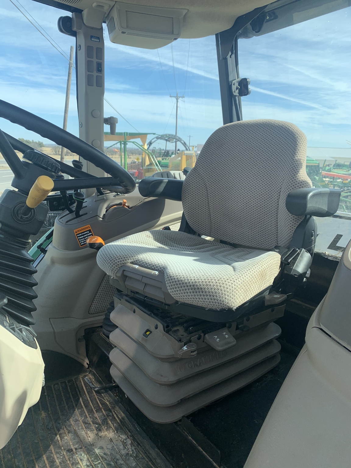 2019 John Deere 6105E Image 8