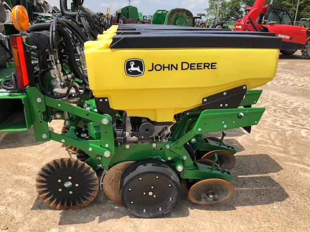 2023 John Deere 1735 Planters: Integral