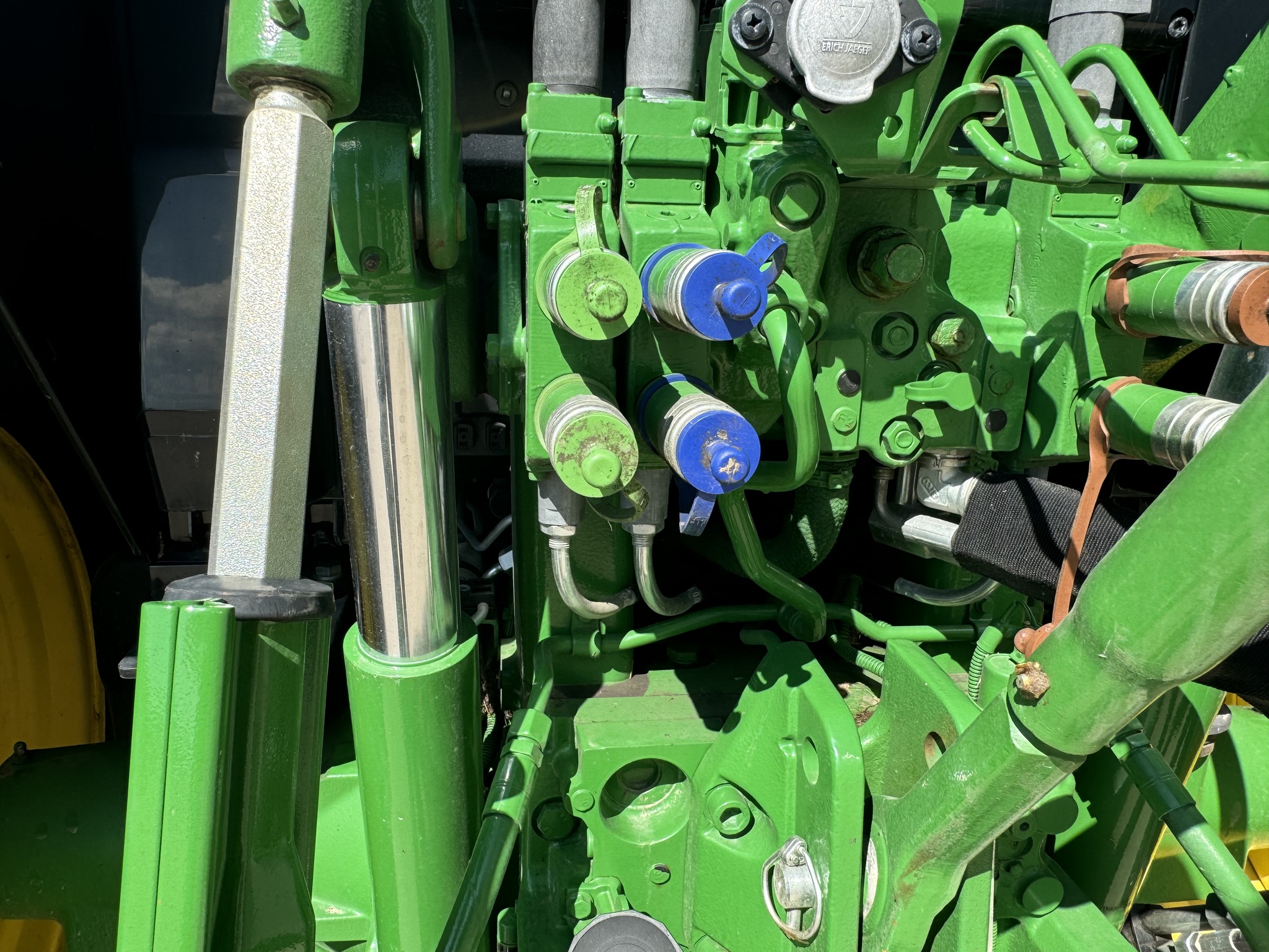 2020 John Deere 6120M Image 12