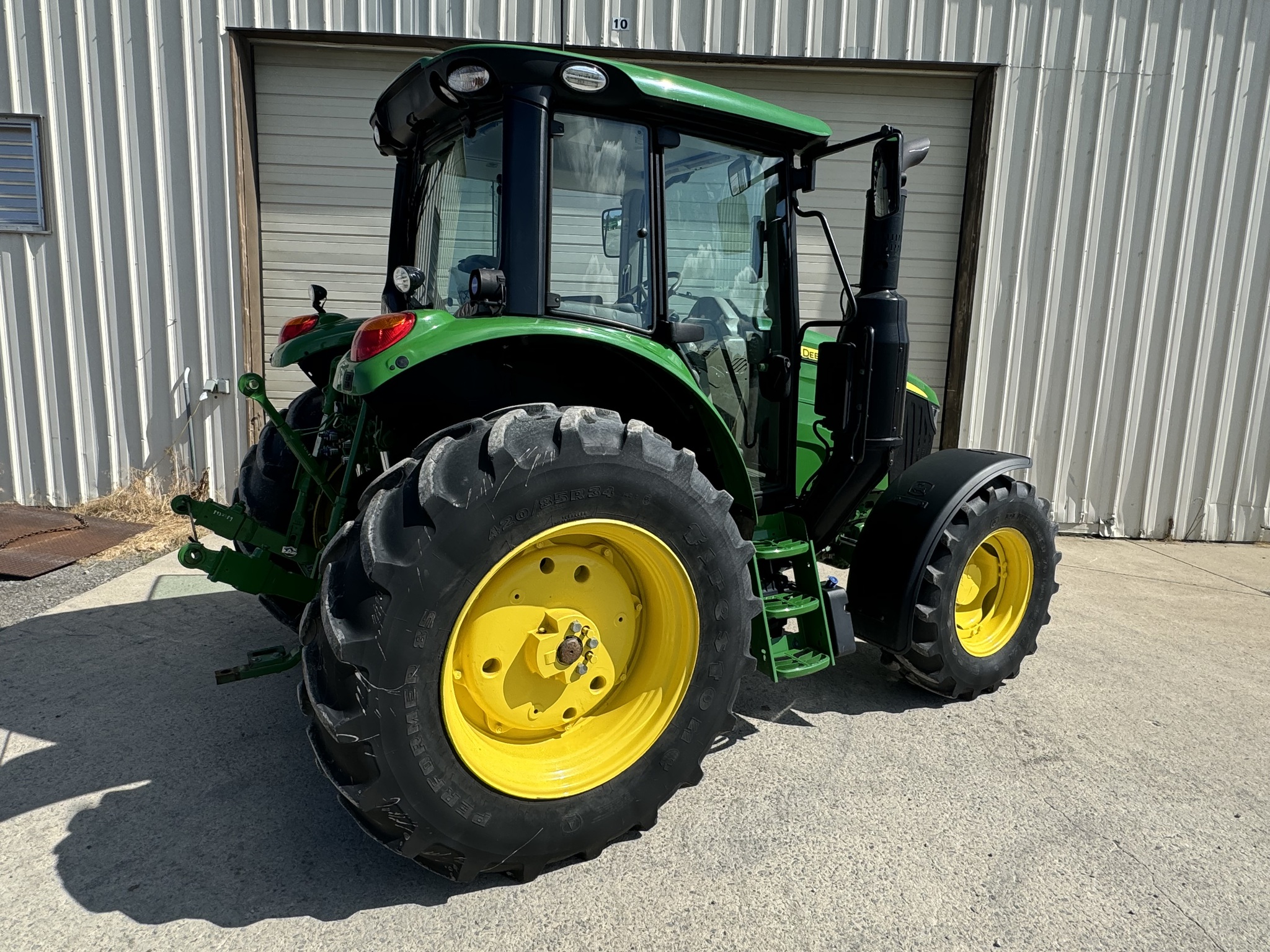 2020 John Deere 6120M Image 17