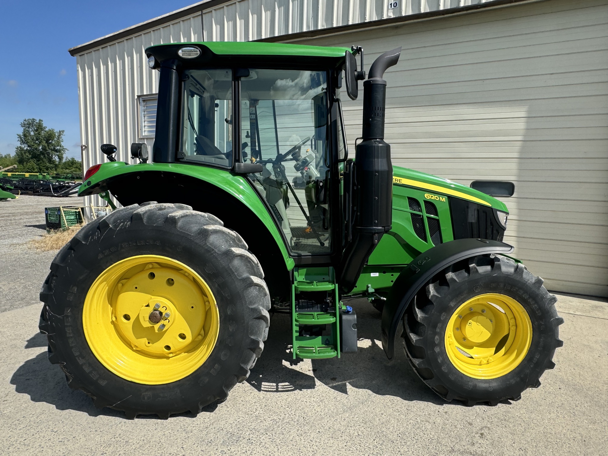 2020 John Deere 6120M Image 18