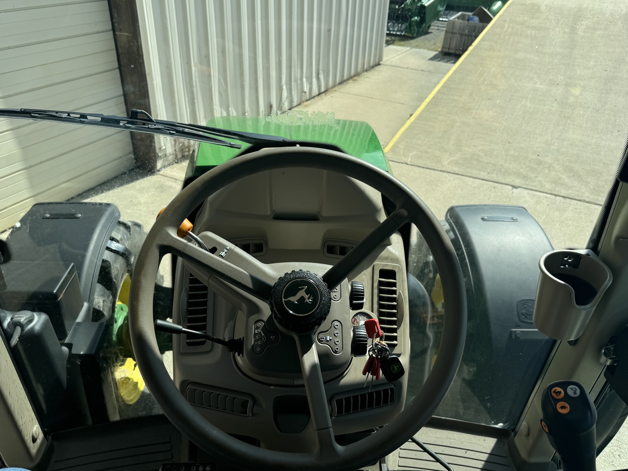2020 John Deere 6120M Image 25